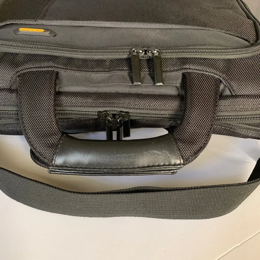 Targus Soft Port Meridian II Laptop Case NWOT